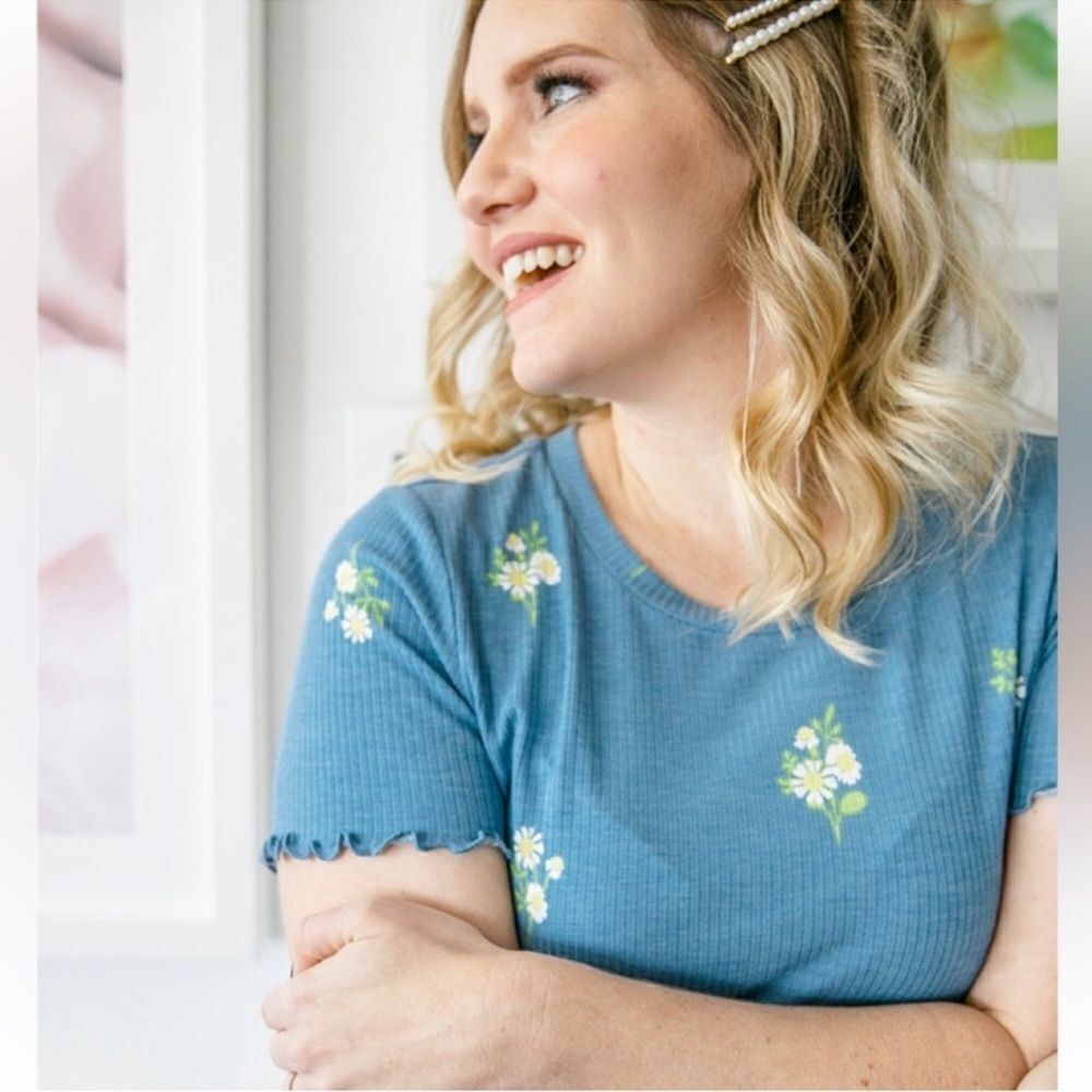 LuLaRoe XL Kelly Blue White Yellow Daisy Print Ribbed Short Sleeve Crewneck Top